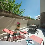 Iris Apartment *