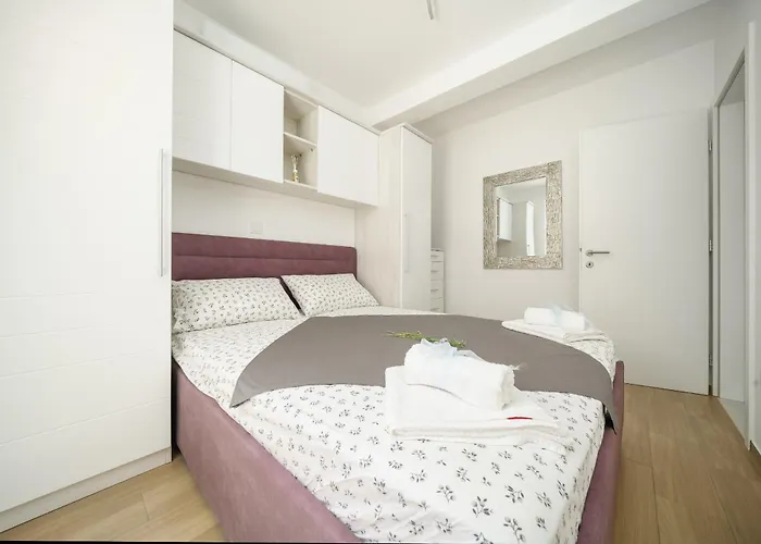 Iris * Brodarica (Sibenik-Knin)